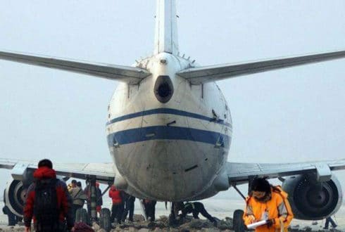 Boeing 737 Desgovernado é parado com Segurança por Concreto Celular