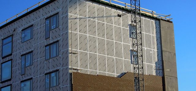 O aumento da pegada de carbono do processo de fabricação de espuma plástica tem diminuído a sua popularidade como um material de isolamento para edifícios verdes.