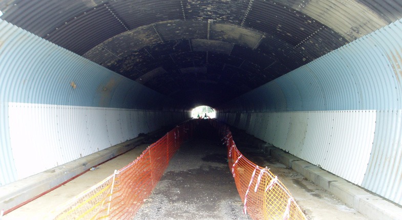 Proteção dos serviços adjacentes ao longo das escavações.