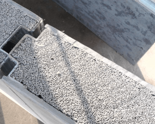 Painel estrutural com núcleo em Concreto Celular, faces em placa cimentícia e encaixes metálicos.