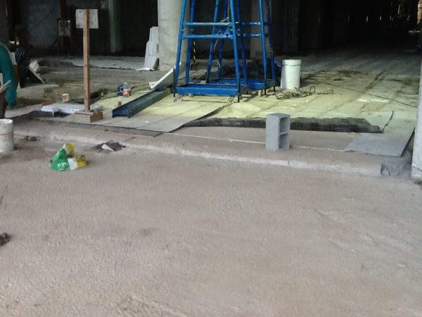 Golden Square Shopping - Corredor com piso acabado e protegido