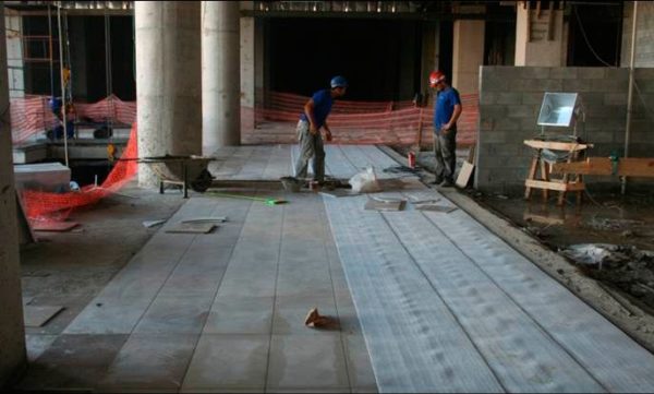 Golden Square Shopping - Vista de corredor com piso e proteção